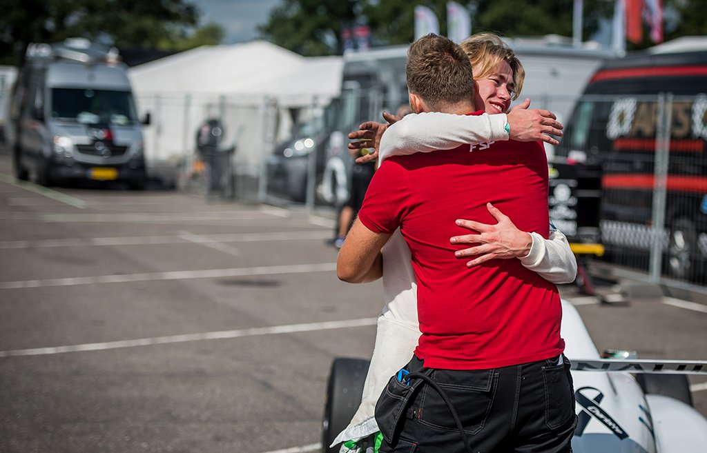 Casper T. Hansen havde god grund til at takke sine mekanikere for en perfekt bil
(Foto: Formel 4 Renault Danmark)